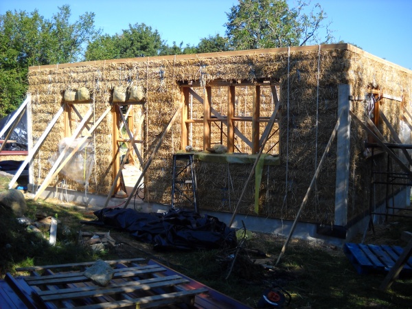 Façade vitrée aevc des espaces provisoires au-dessus de celles-ci