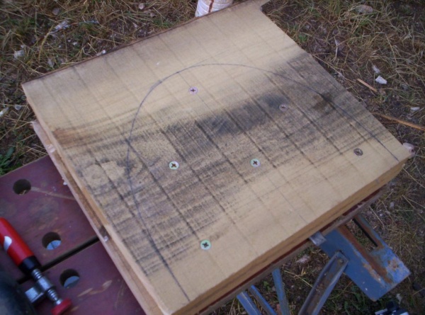 Fabrication de la porte avec deux planches inversées au niveau du coeur dans un bois dur. Meilleure résistance à la déformation avec la température