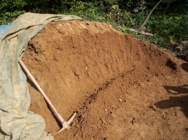 Le front utilisé sur le tas pour former de la terre meuble, facile à hydrater