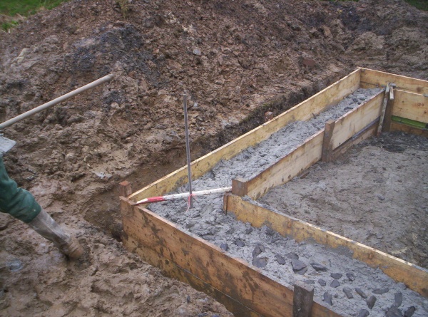 Remplissage des coffrages avec des cailloux et de la chaux hydraulique