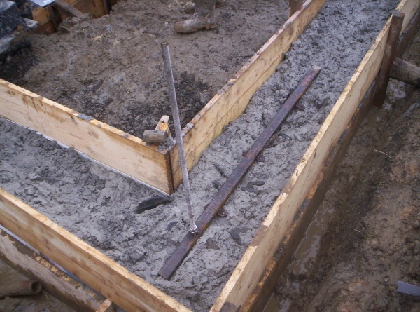 Poursuite des fondations cyclopéennes et mise en place des fixations du bâtiment