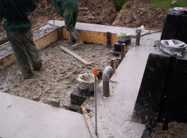 Remplissage des coffrages en mortier de chaux hydraulique