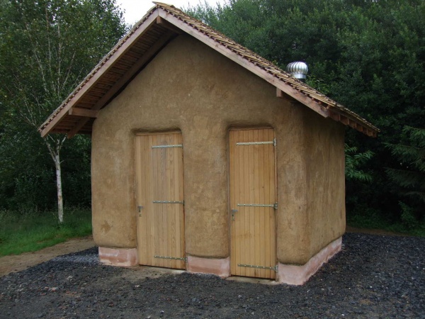 Bâtiment fini sans enduits de finition avant