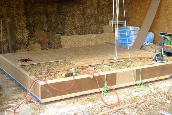 On y ajoute la paille et de l&#039;OSB à l&#039;intérieur