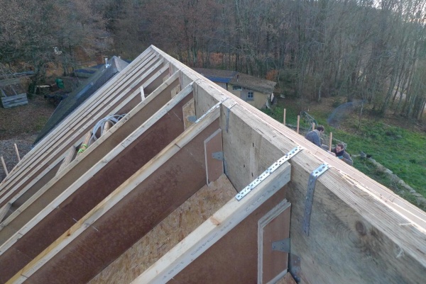 Renforts en toiture avec des feuillards et renforts d&#039;âme