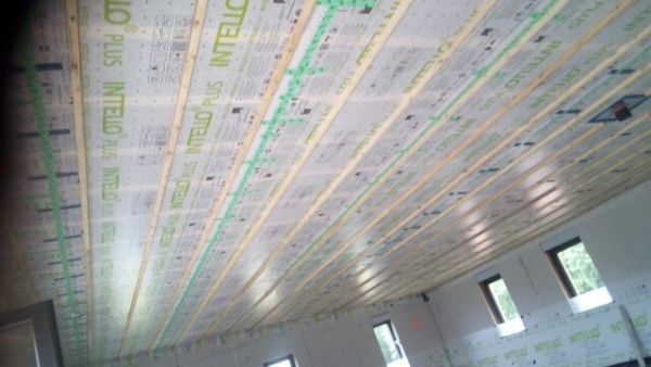 Pare-vapeur installé au plafond avec adhésifs entre les laies et renforts transversaux à l&#039;aide de liteaux pour la résistance au soufflage