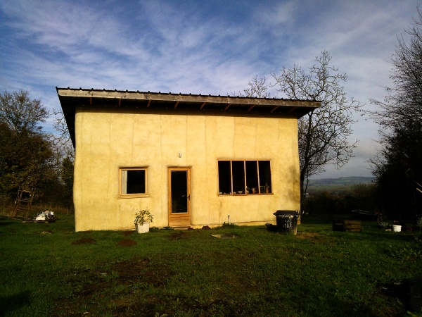 Bâtiment fini avec enduits en terre crue intérieur &amp; extérieur qui sera recouvert d&#039;un bardage par la suite au Sud &amp; à l&#039;Ouest