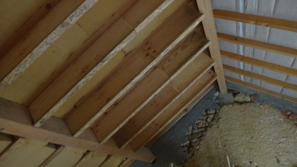 Première couche de laine de bois entre chevrons existants