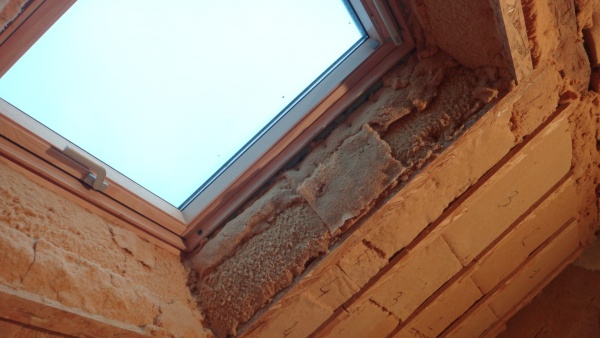 Remplissage d&#039;isolant autour des velux