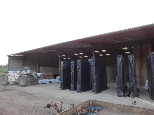 Préparation des caissons avec bâches pour le transport et la protection sur le chantier