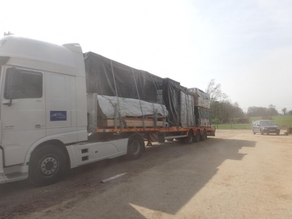 Le transport après chargement sur le plateau. Un seul suffira pour ce chantier, mais c&#039;est extrêmement juste..