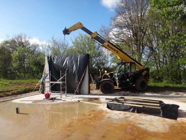 Montage des premiers caissons sur la dalle du radier flottant