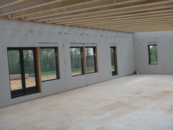 L&#039;intérieur blanc en Fermacell pour le contreventement, encore une fois pour une résistance naturelle contre les termites