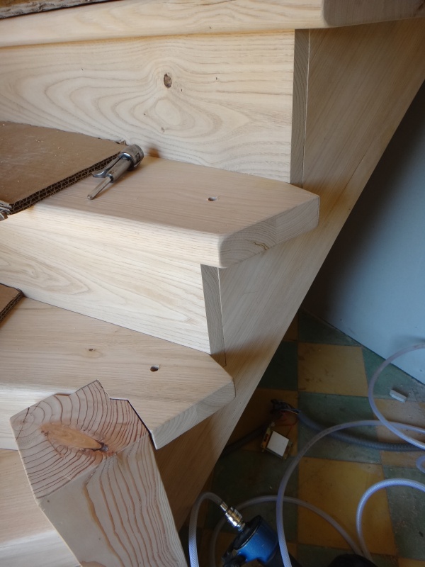 Fixation des marches et mise en place d&#039;un cache sur la tête de vis
