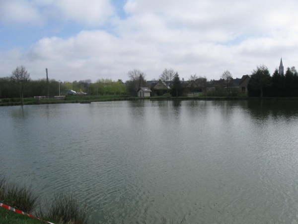 Vue de l&#039;autre côté de l&#039;étang