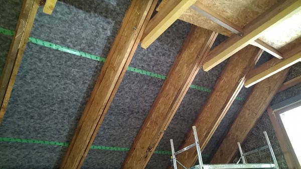Démontage de la toiture en paille par l&#039;intérieur pour revoir l&#039;ensemble des chevrons