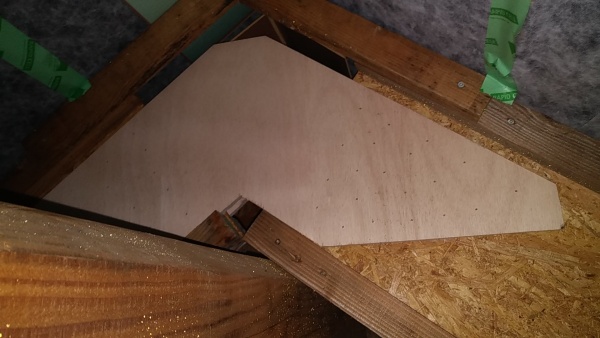 Mise en place de goussets pour renforcer les têtes de chevrons sur la faîtière
