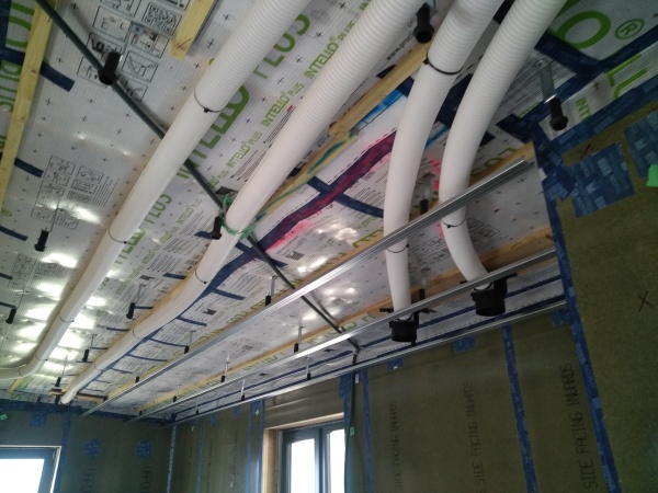 Phase 5: le second oeuvre commence avec le passage des gaines de ventilation
