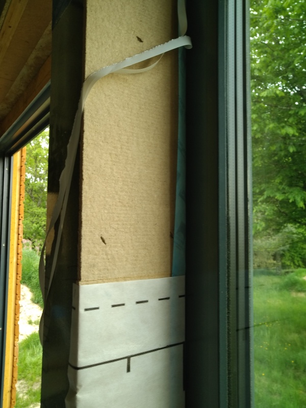 Pose d&#039;un dernier isolant sur les tapées intérieurs des fenêtres et portes pour couper le pont thermique