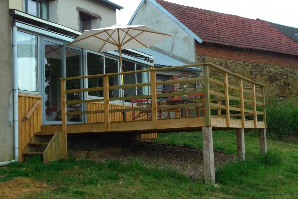 Un ensemble terrasse sur pilotis en chêne avec rambarde