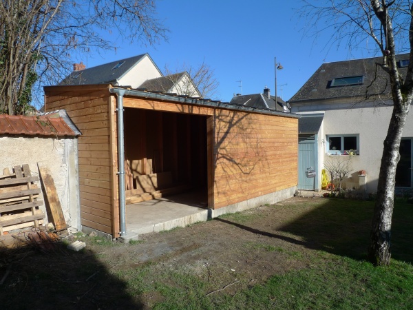 Entrée côté jardin où la future porte coulissante à deux vantaux a vu le jour depuis