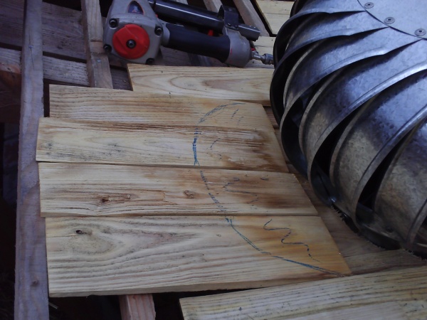 Détail de découpe pour adapter la couverture en bardeaux