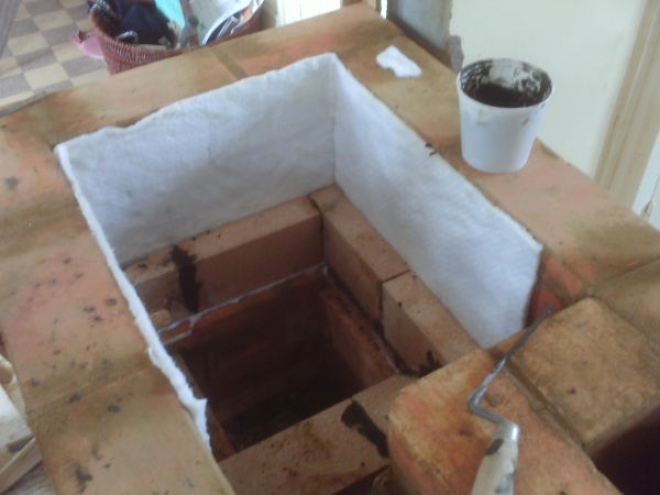 On sépare la construction des briques réfractaires du foyer avec les briques extérieures