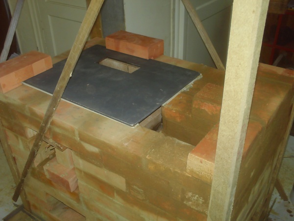 Fermeture du foyer par une plaque de fonte qui servira également de support pour la sole du four à pain