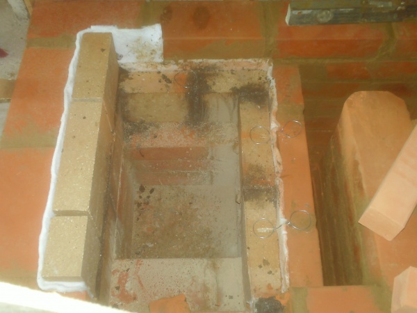 Commencement du foyer avec l&#039;emplacement du cendrier en-dessous