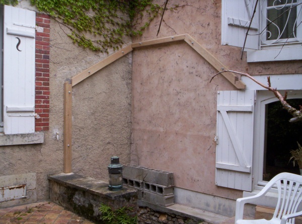 La base scellée sur les murs