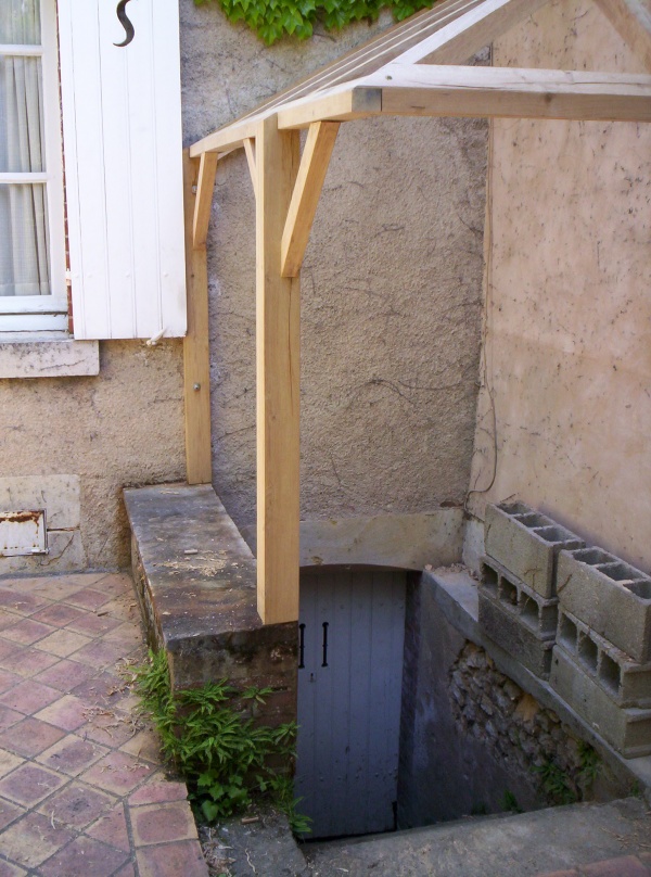 Les poteaux chêne sont posés sur le murêt