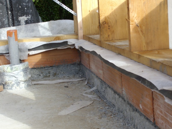 Détails sur les briques de soubassement et la membrane anti-capillarité